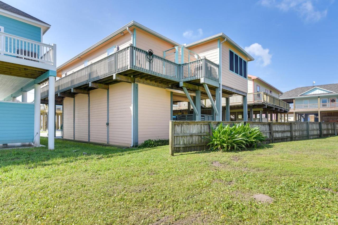 Crystal Beach Home With Ocean Views - Walk To Beach! Exterior photo